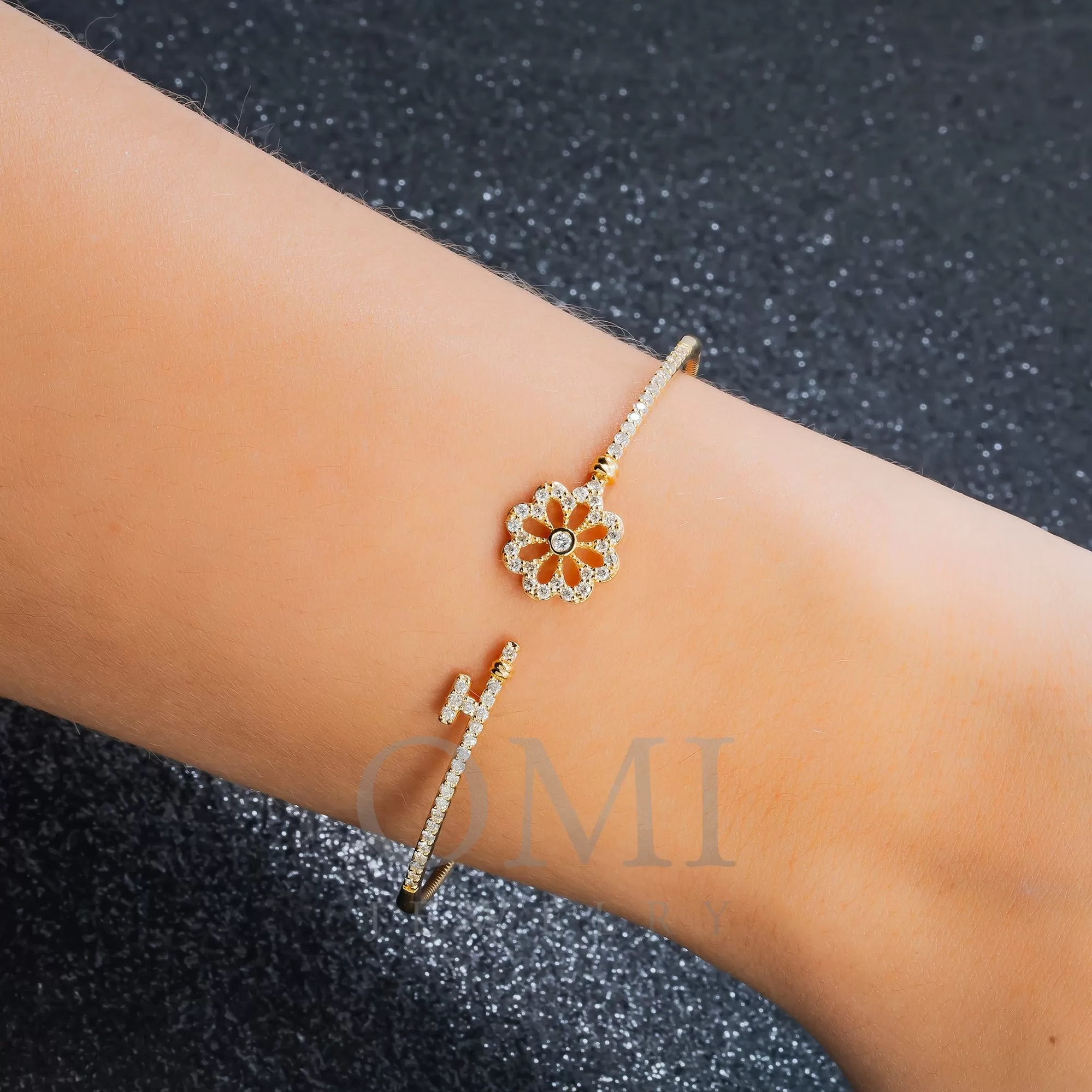 18K GOLD ROUND DIAMONDS OPEN FLOWER SHAPE THIN BANGLE BRACELET 0.65 CT