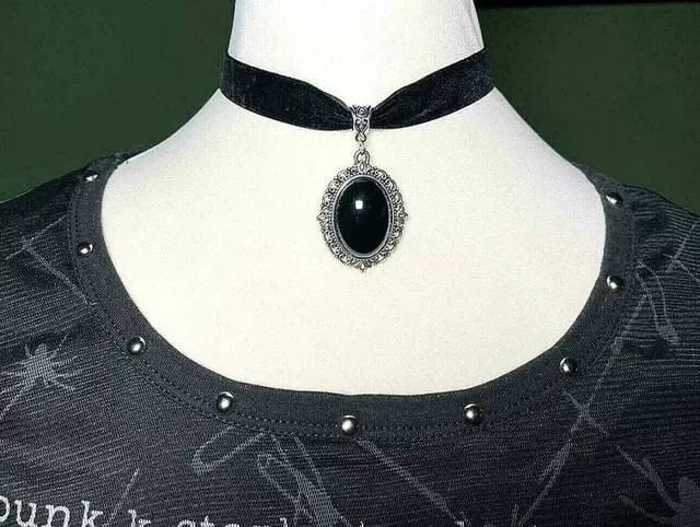 Cameo Pendant Choker Velvet Necklace