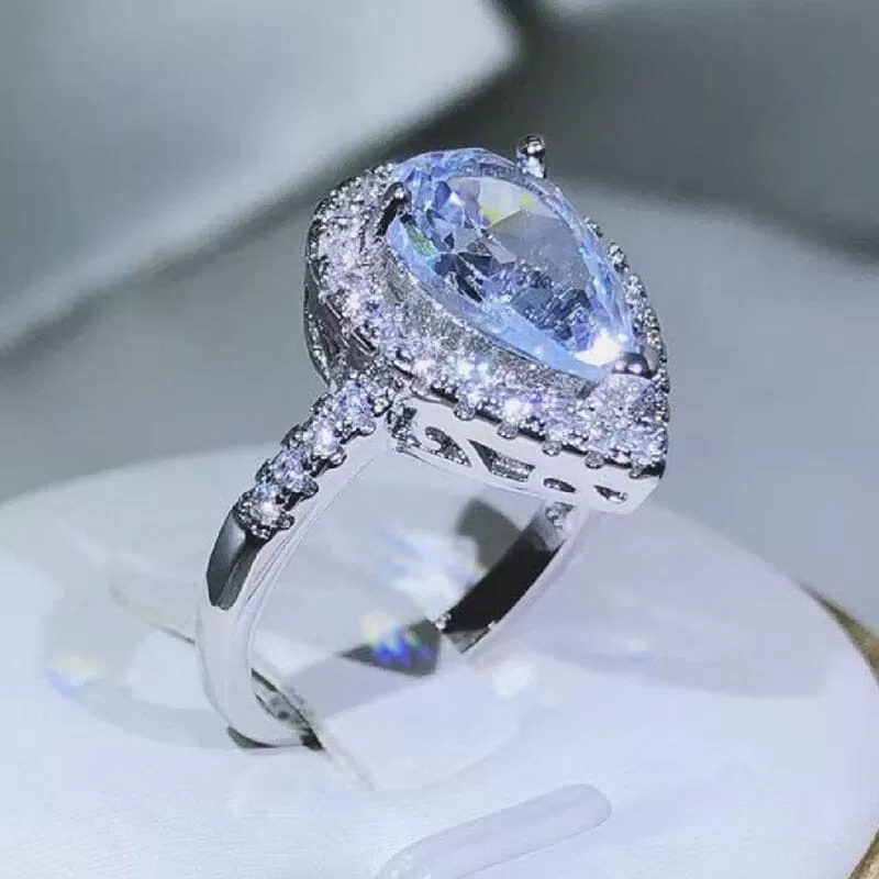 Elegant and Exquisite Drop-shaped Blue Topaz Ring - 925 Sterling Silver