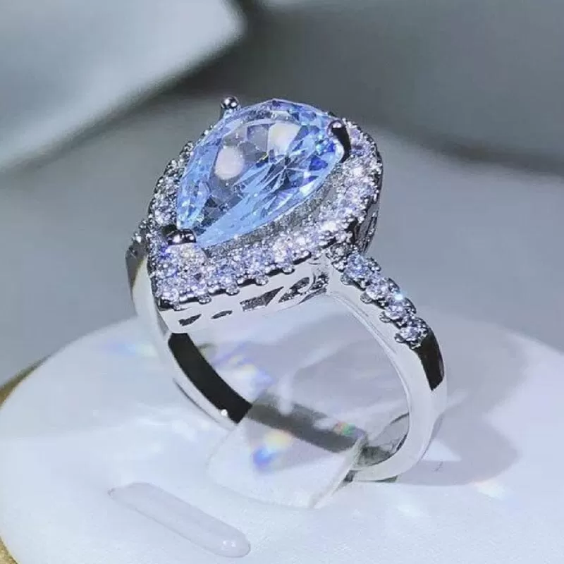 Elegant and Exquisite Drop-shaped Blue Topaz Ring - 925 Sterling Silver