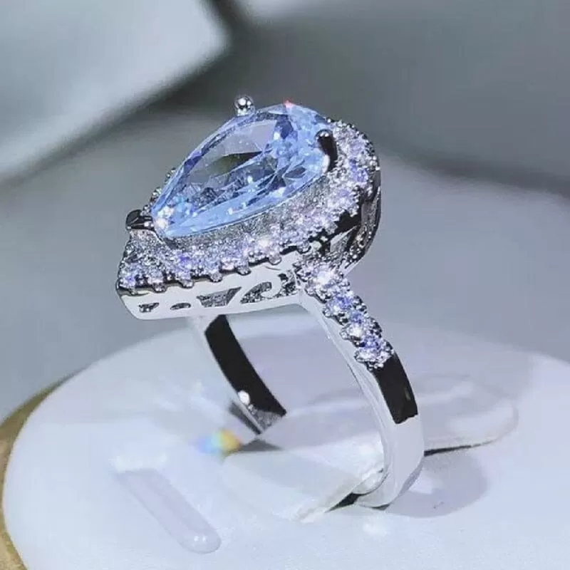 Elegant and Exquisite Drop-shaped Blue Topaz Ring - 925 Sterling Silver