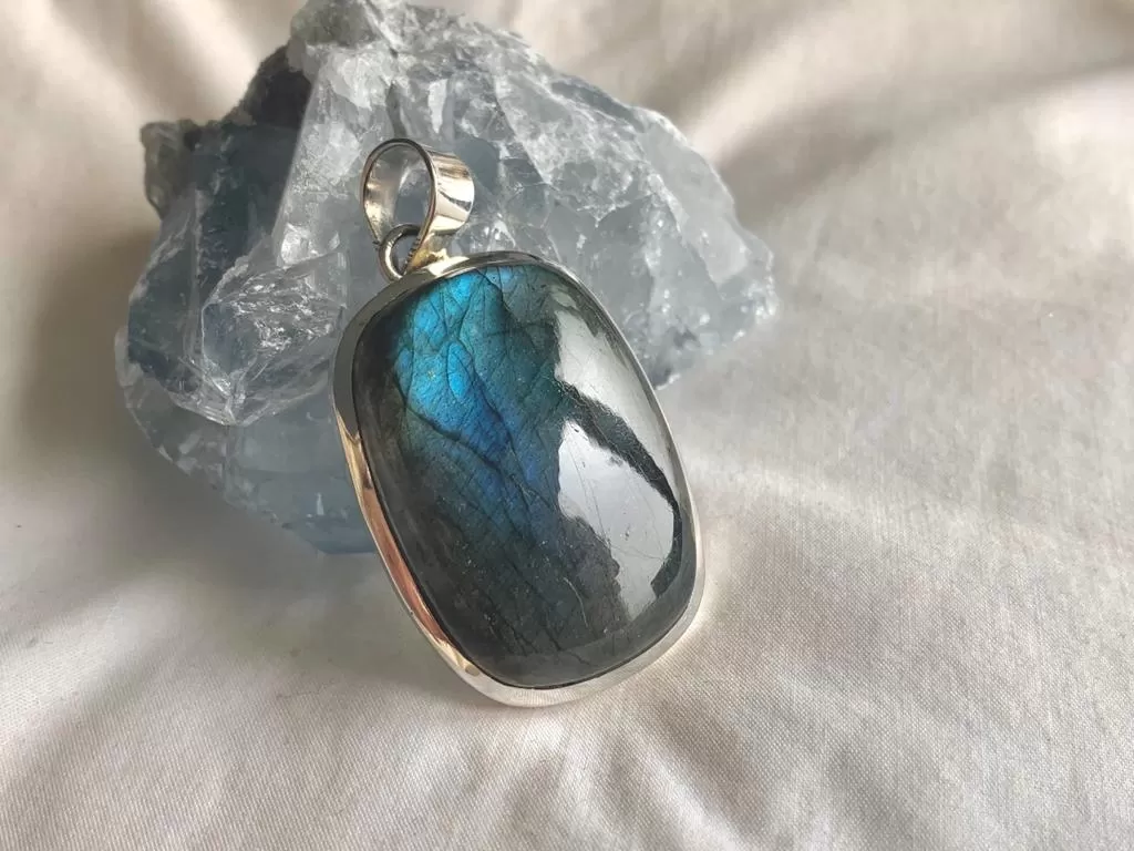 Labradorite Naevia Pendant - Rounded Rectangle