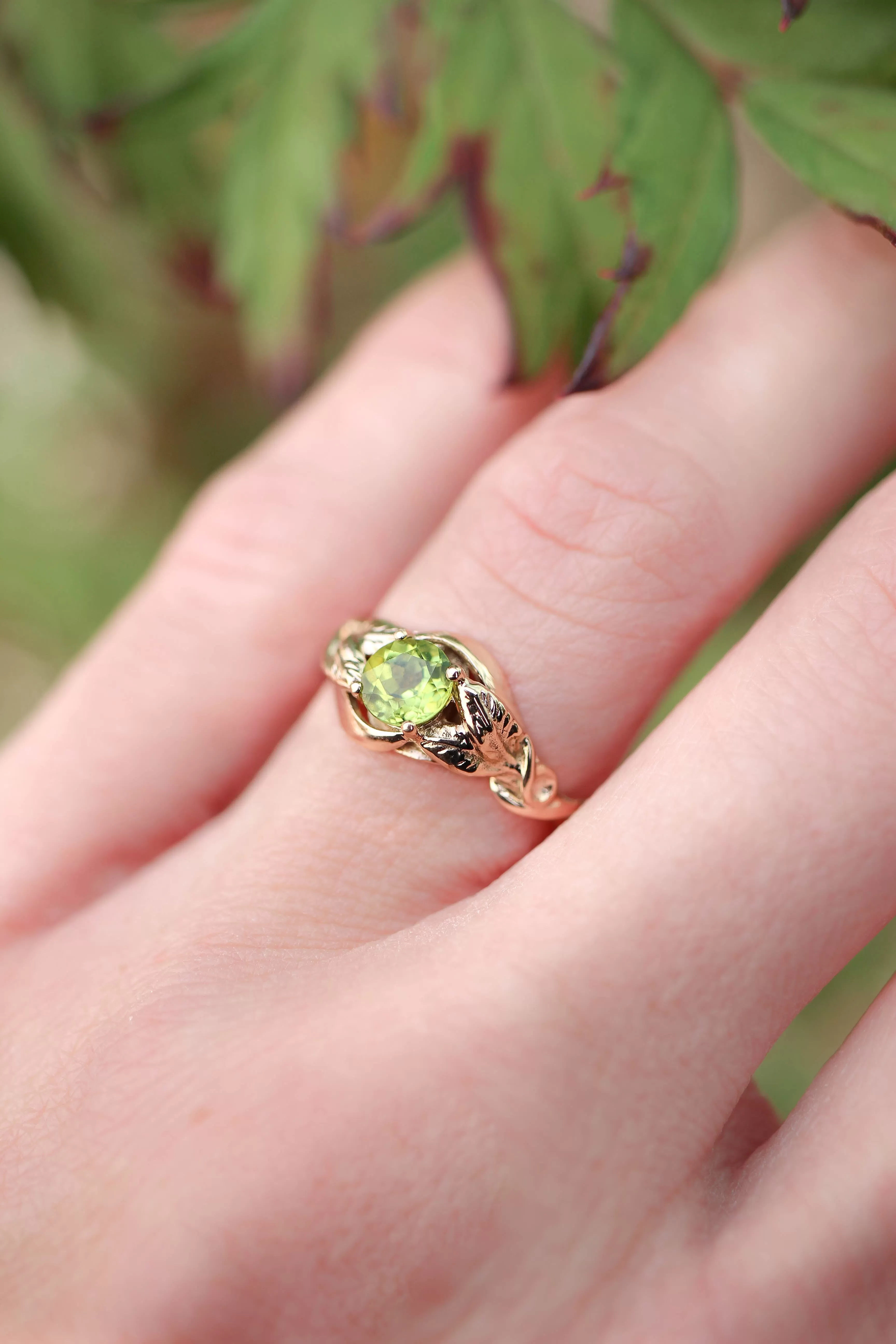 Peridot leaves engagement ring / Azalea