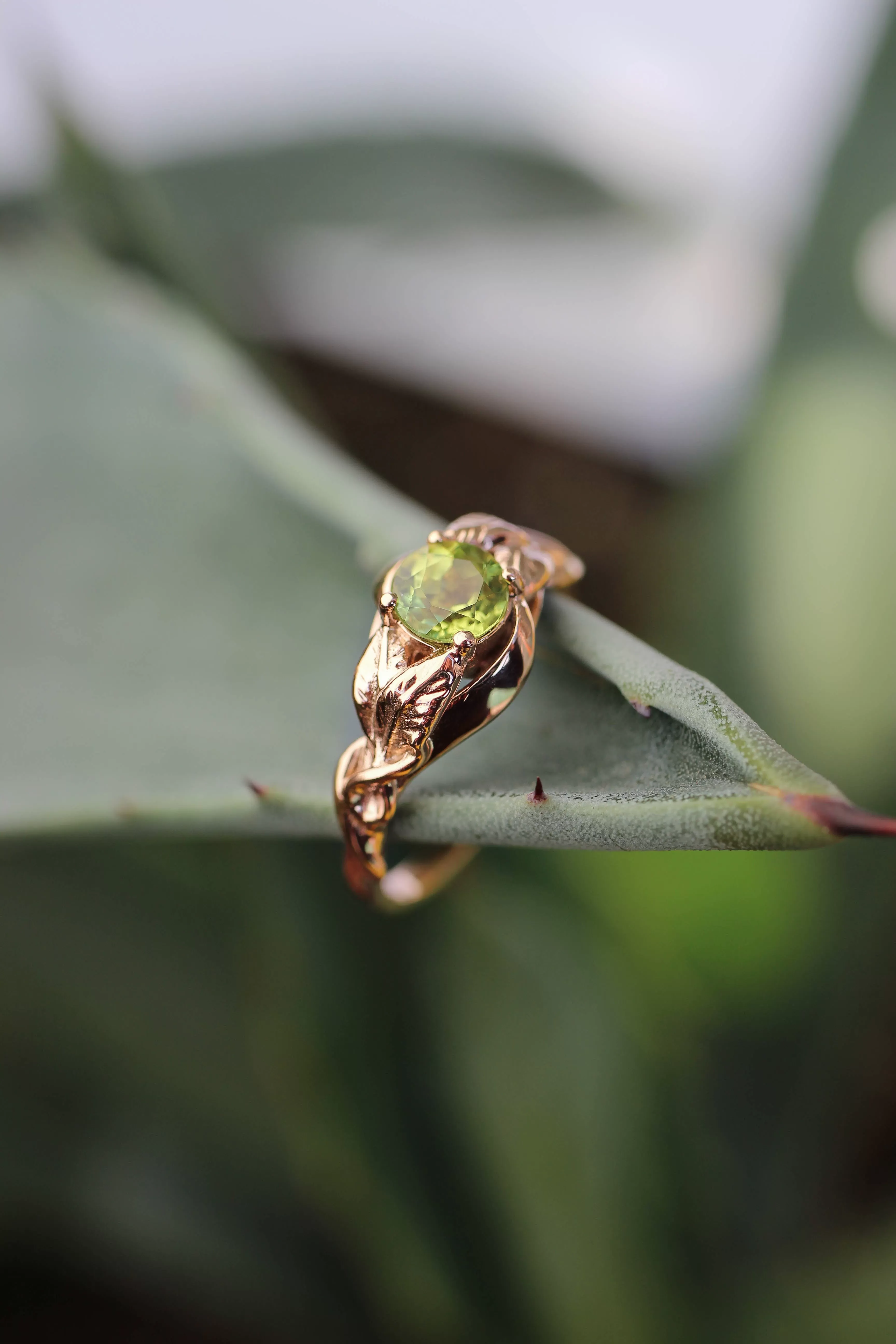 Peridot leaves engagement ring / Azalea