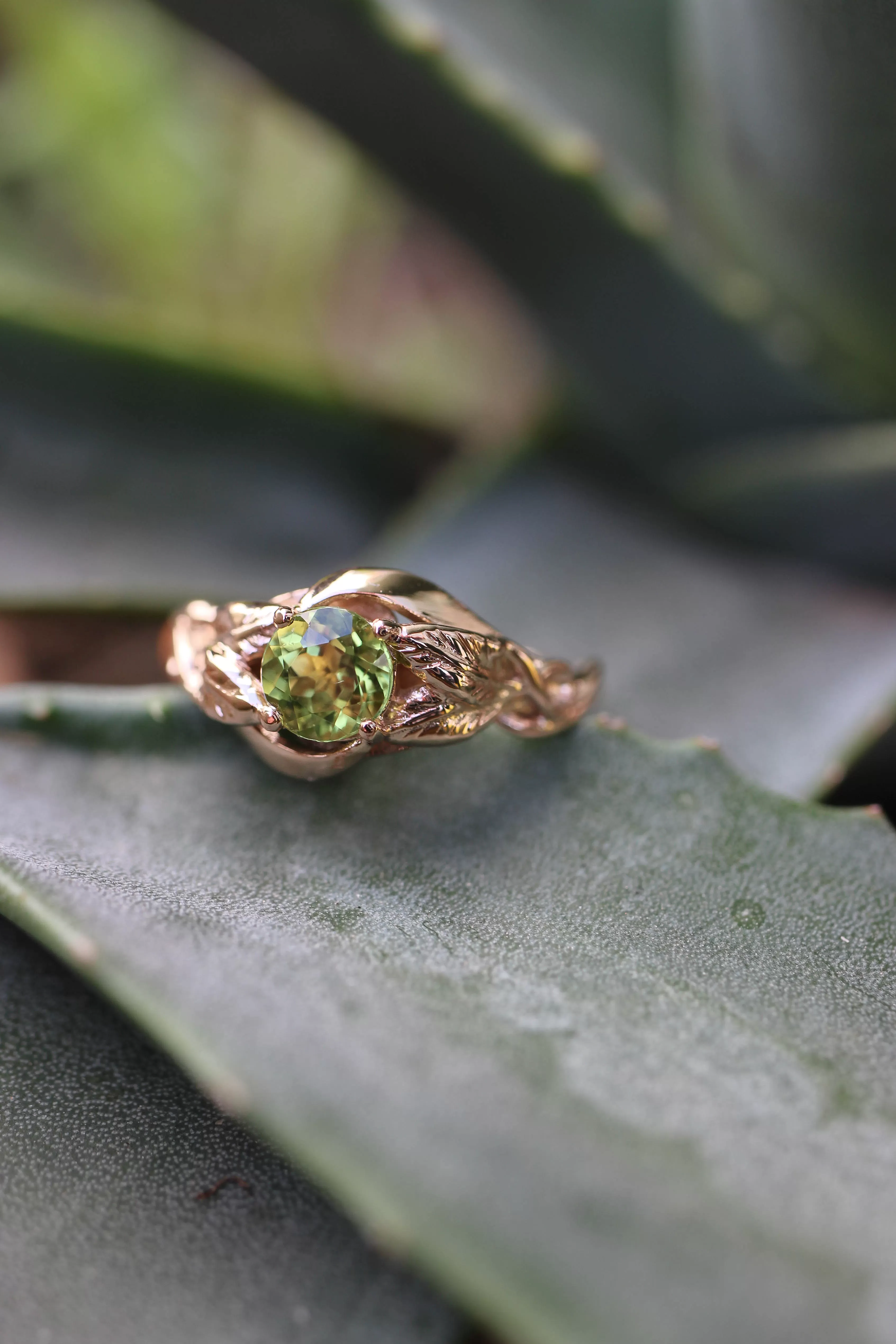 Peridot leaves engagement ring / Azalea